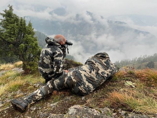 chamois hunters in observation